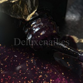 Malbec Base Potal 03 NAILSOFTHEDAY, base decorativa, morado con trozos de foil dorado , 10 ml