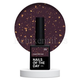 Malbec Base Potal 05 NAILSOFTHEDAY, base decorativa, marrón oscuro con trozos de foil dorado, 10 ml