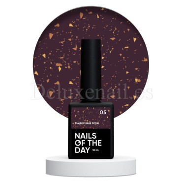 Malbec Base Potal 05 NAILSOFTHEDAY, base decorativa, marrón oscuro con trozos de foil dorado, 10 ml