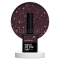 Malbec Base Potal 05 NAILSOFTHEDAY, base decorativa, marrón oscuro con trozos de foil dorado, 10 ml