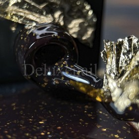 Malbec Base Potal 05 NAILSOFTHEDAY, base decorativa, marrón oscuro con trozos de foil dorado, 10 ml